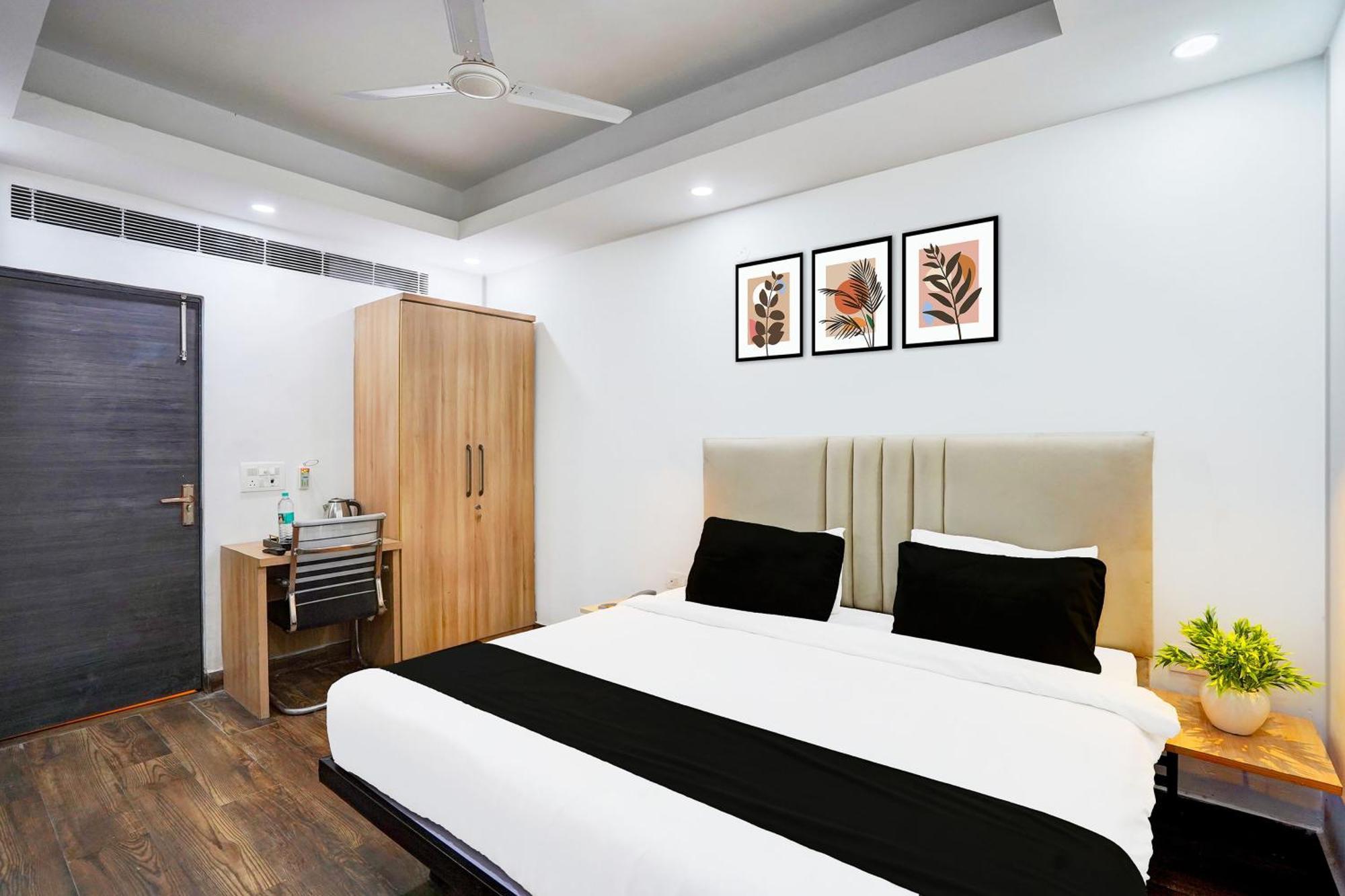 Super Townhouse Sector 104 Noida Hotel Buitenkant foto