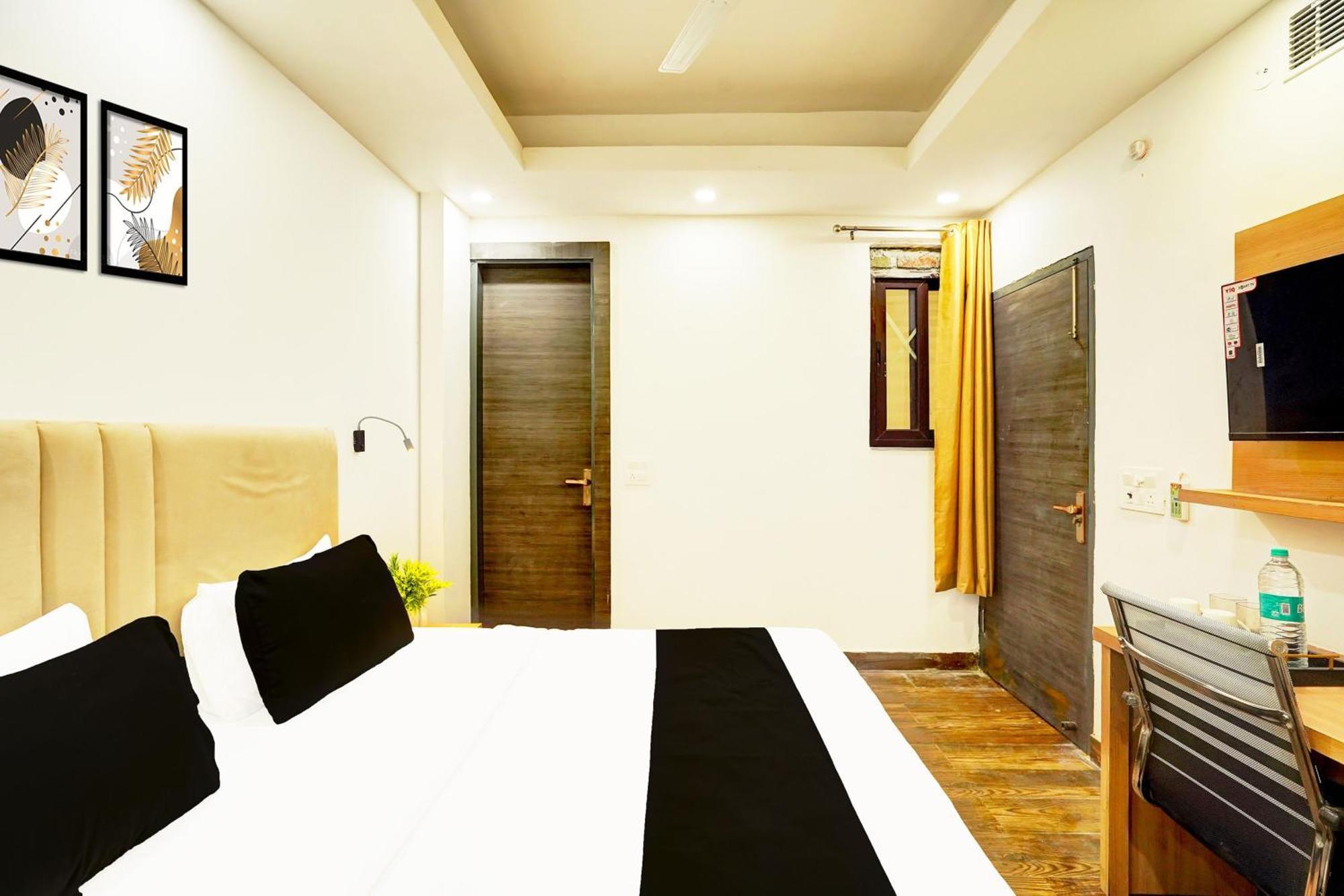 Super Townhouse Sector 104 Noida Hotel Buitenkant foto