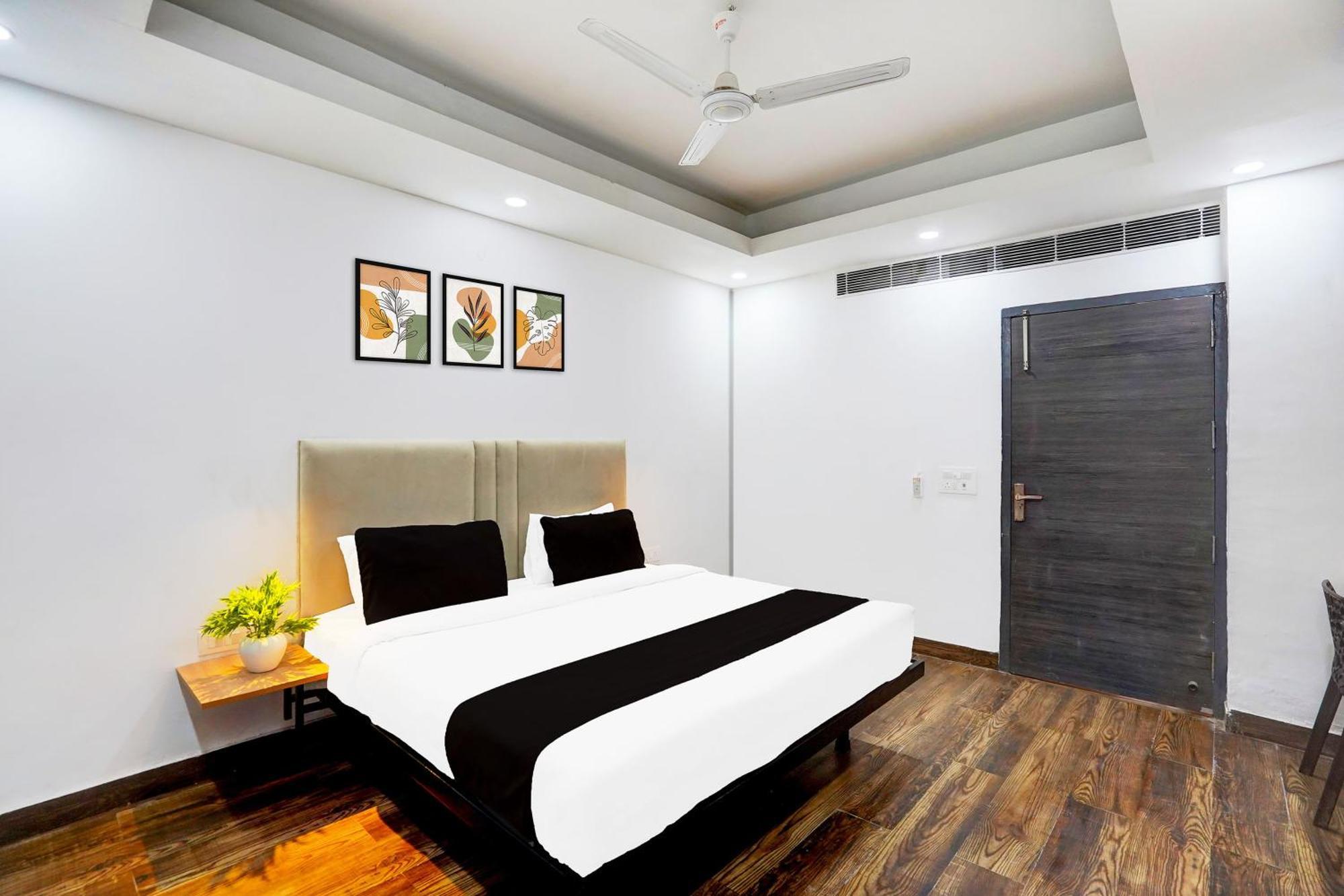 Super Townhouse Sector 104 Noida Hotel Buitenkant foto