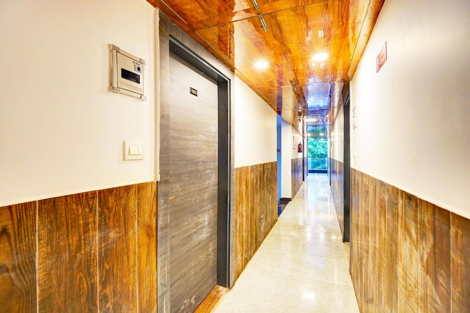 Super Townhouse Sector 104 Noida Hotel Buitenkant foto