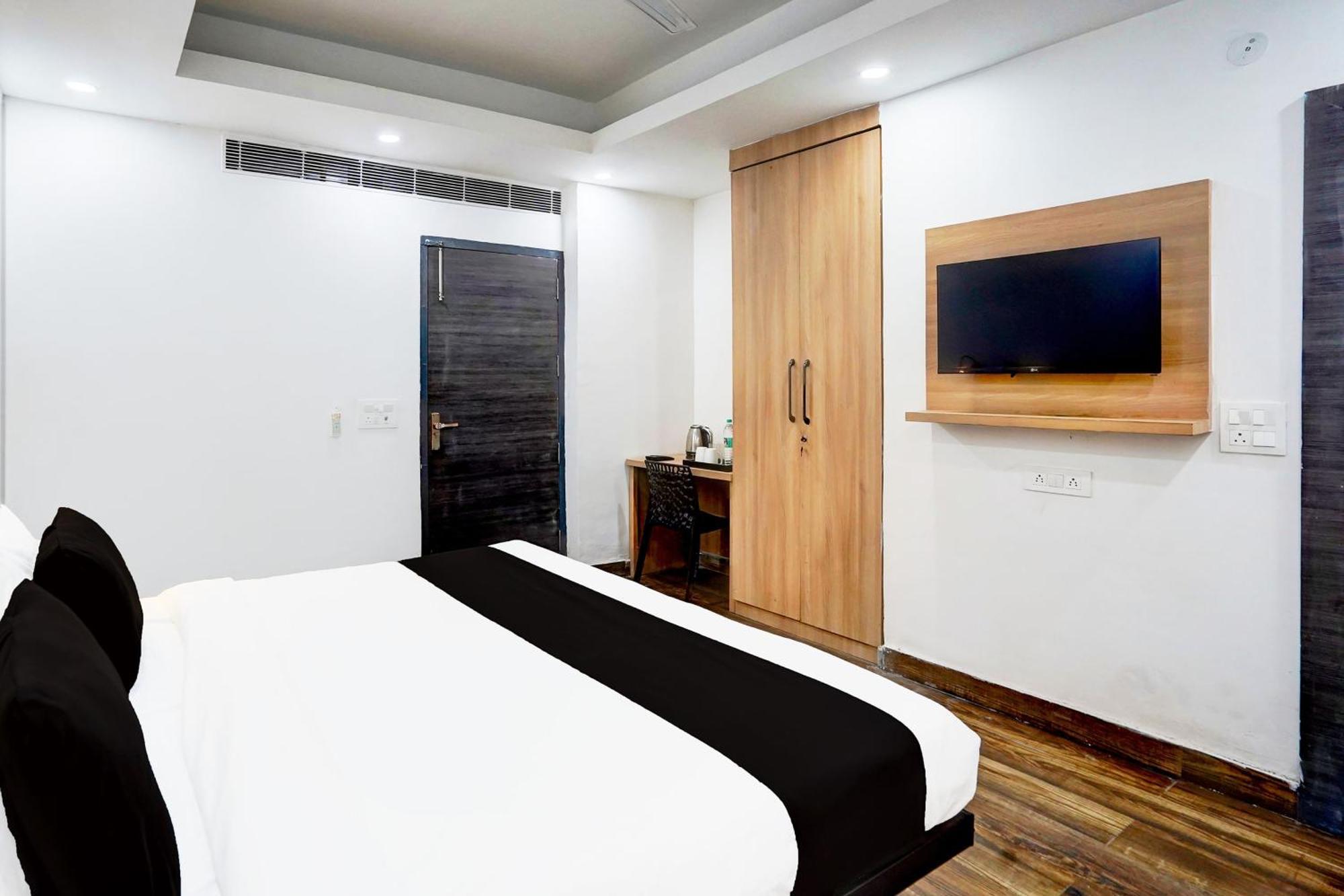 Super Townhouse Sector 104 Noida Hotel Buitenkant foto