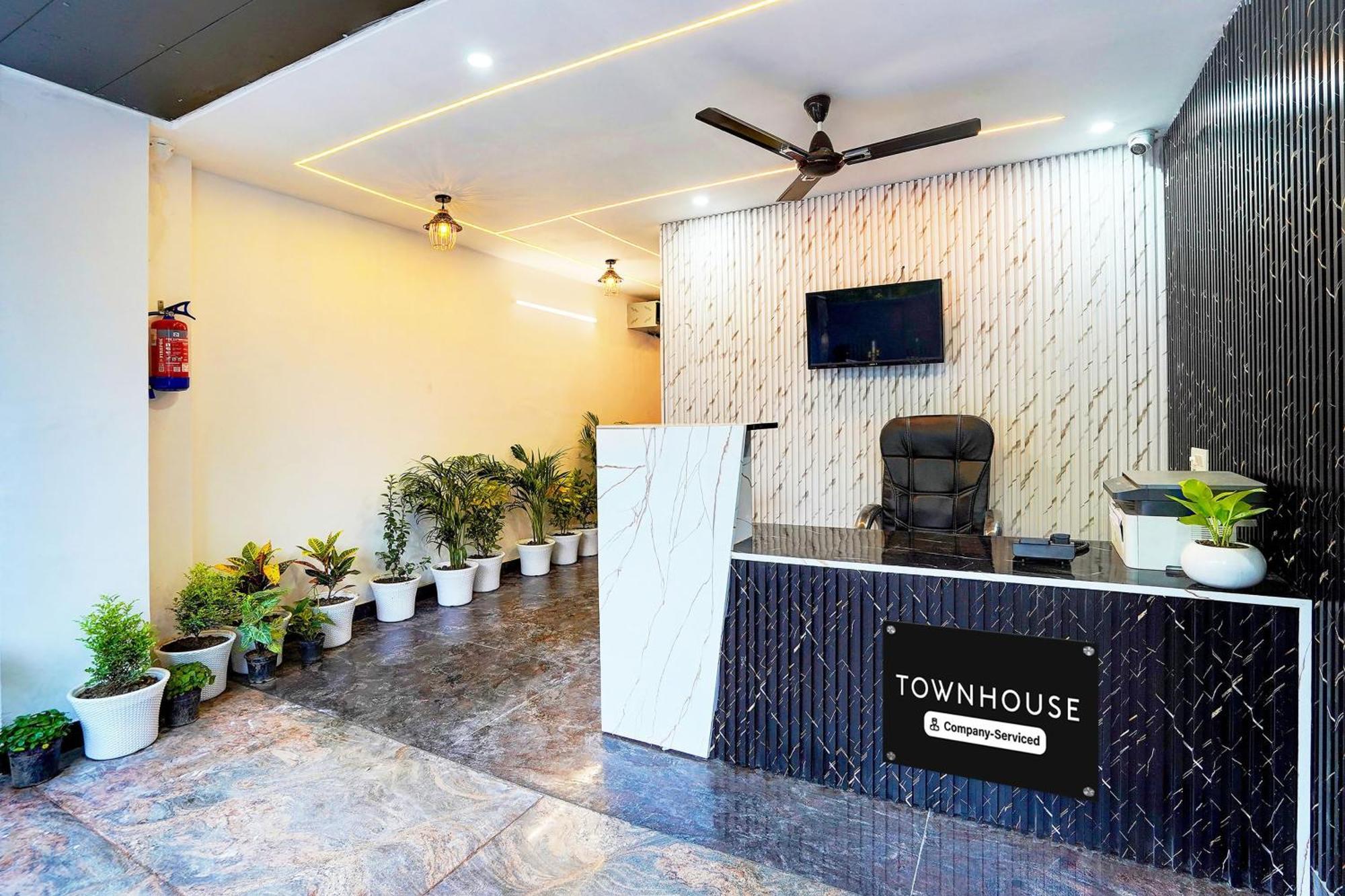 Super Townhouse Sector 104 Noida Hotel Buitenkant foto