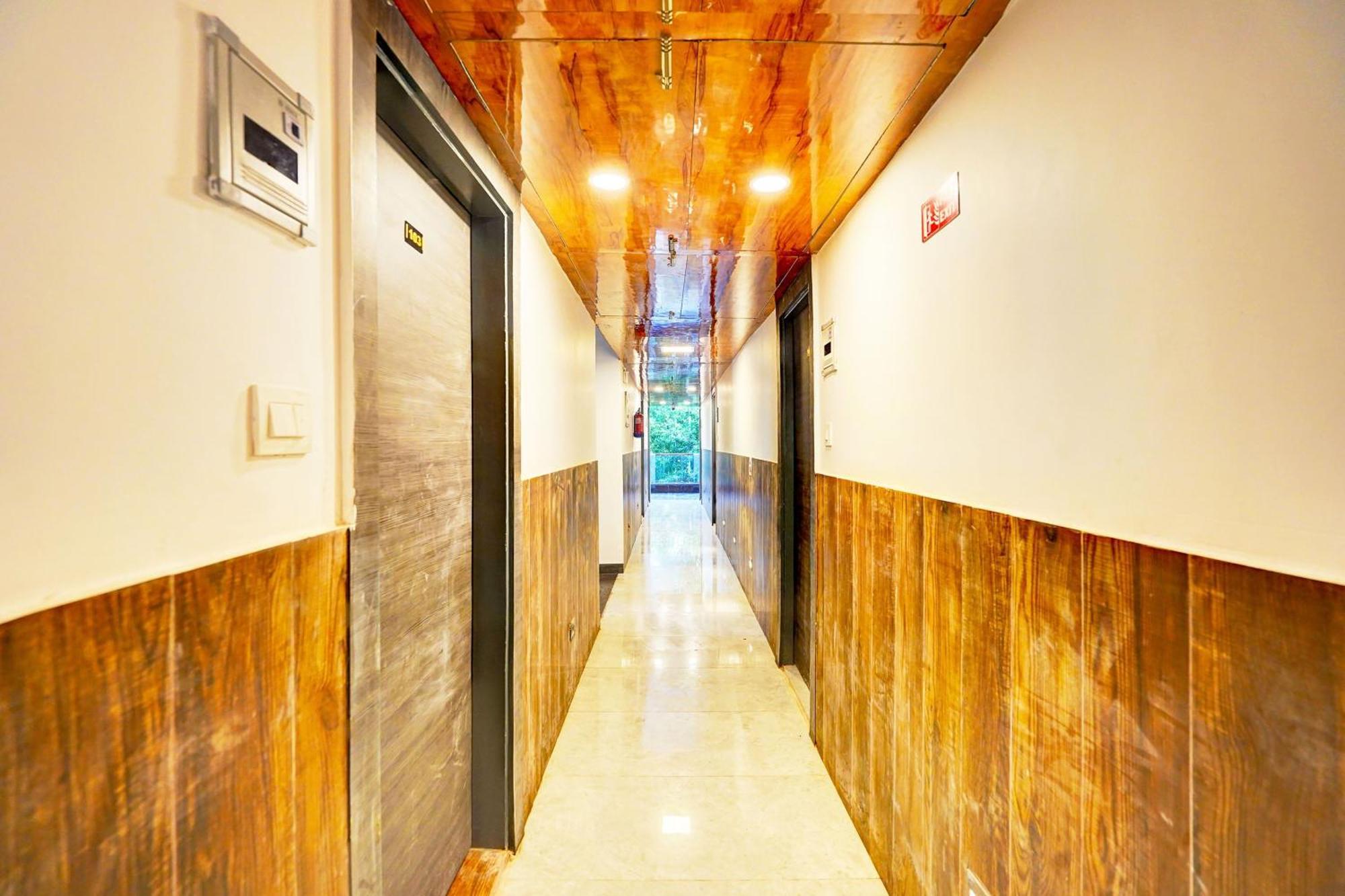 Super Townhouse Sector 104 Noida Hotel Buitenkant foto
