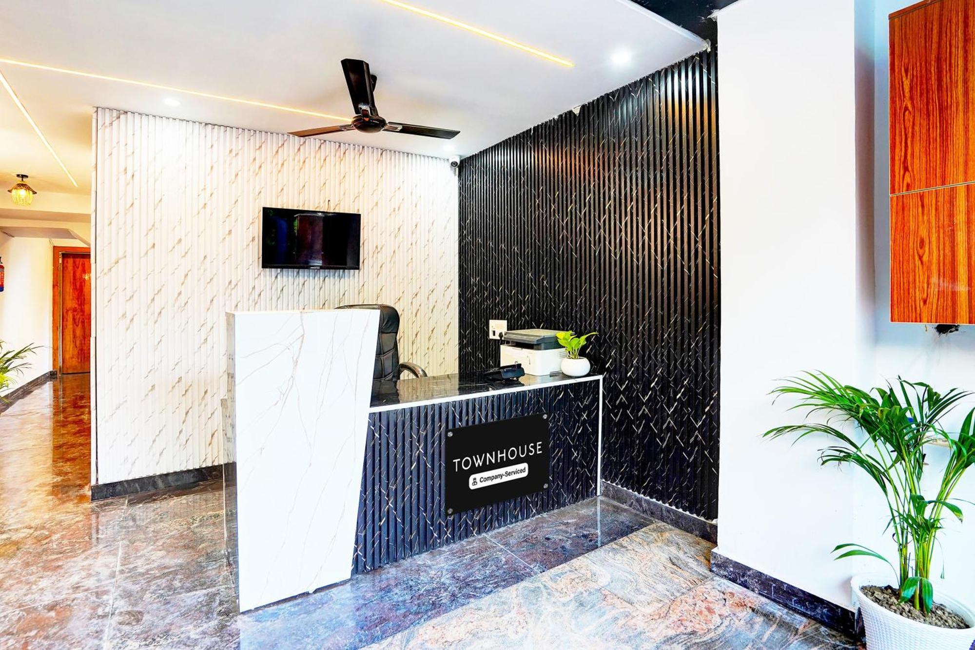 Super Townhouse Sector 104 Noida Hotel Buitenkant foto
