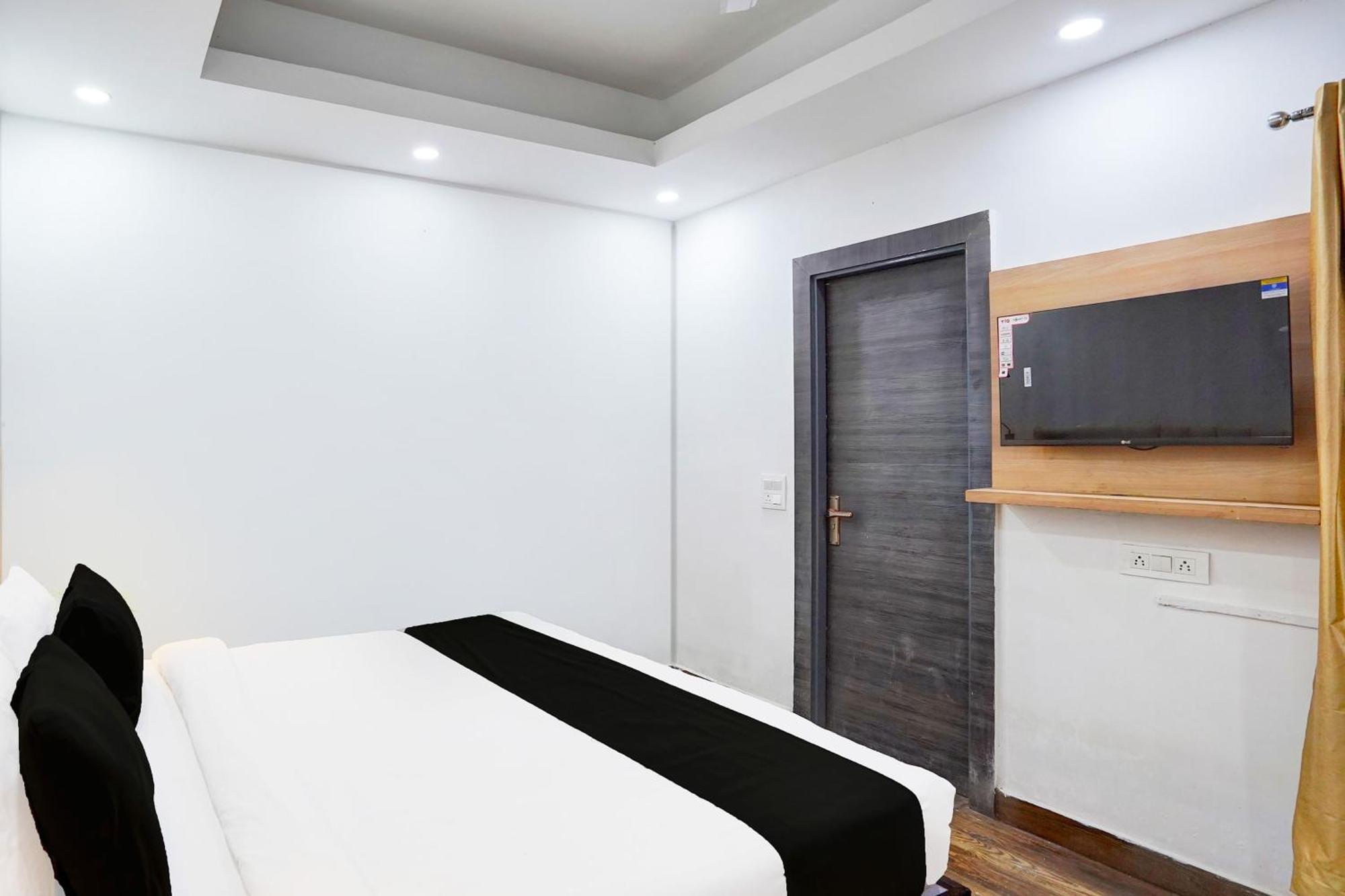 Super Townhouse Sector 104 Noida Hotel Buitenkant foto