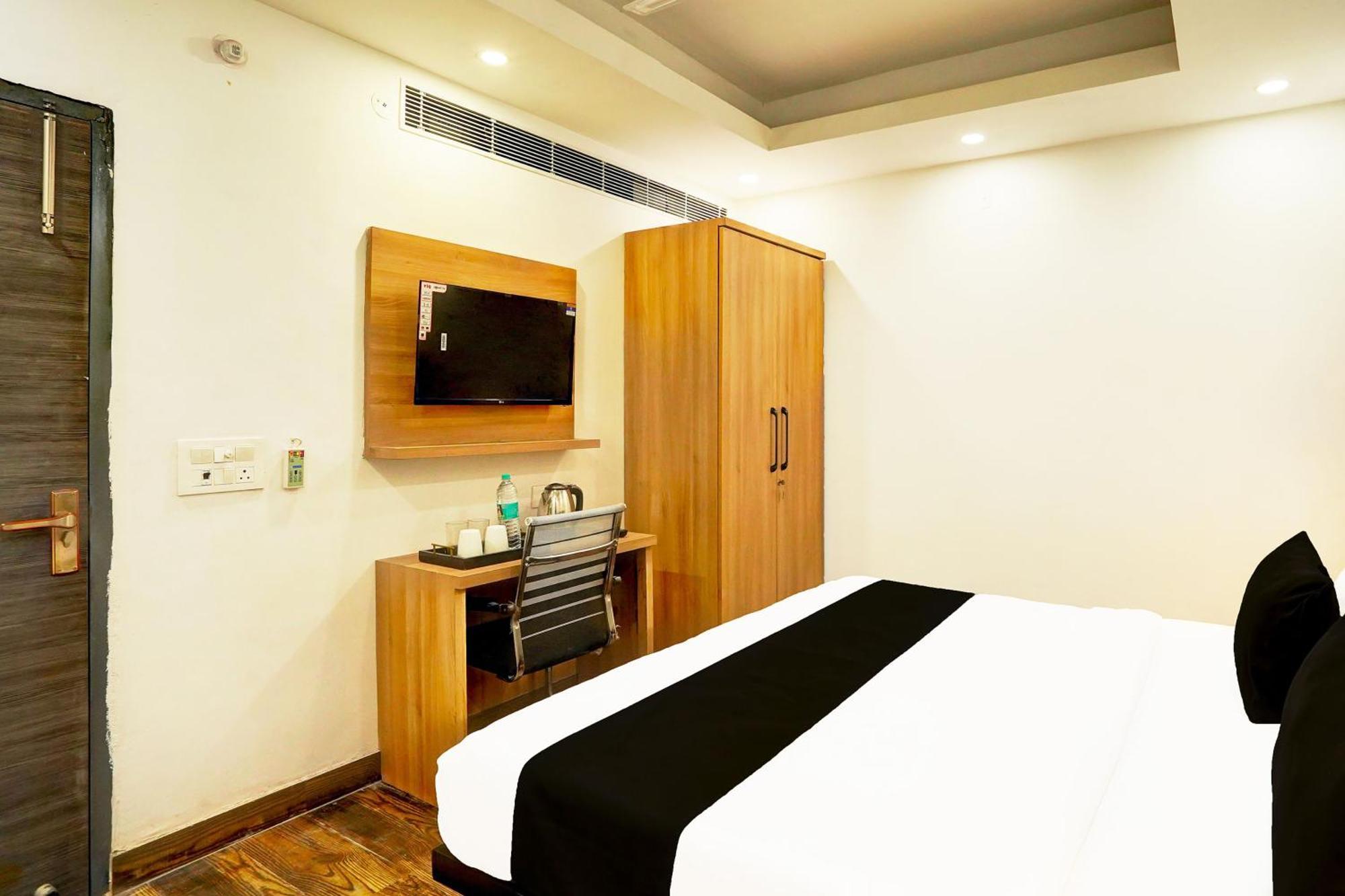 Super Townhouse Sector 104 Noida Hotel Buitenkant foto