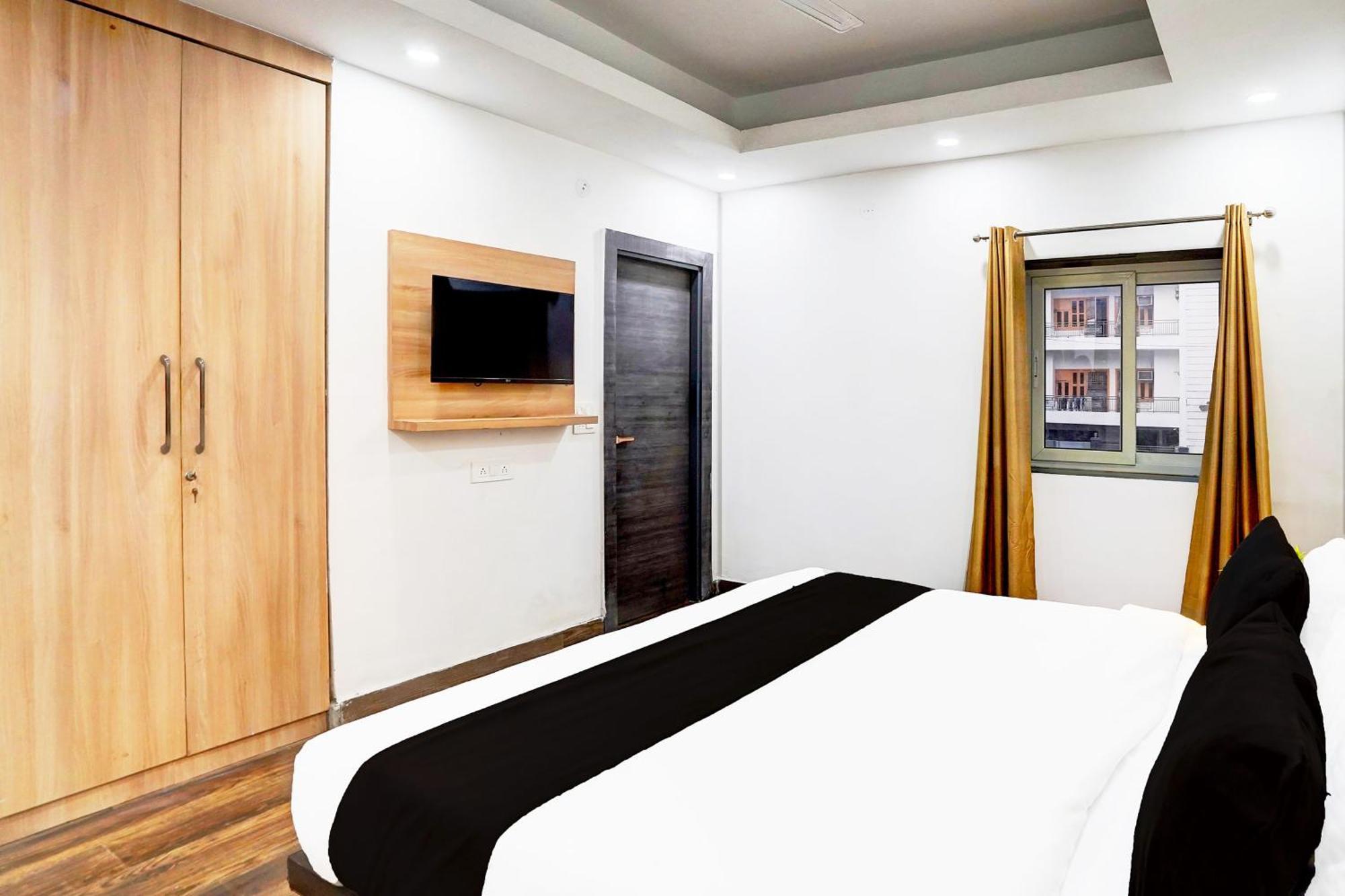 Super Townhouse Sector 104 Noida Hotel Buitenkant foto